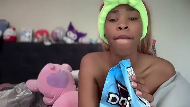 Snapshot of Cum2Charm chatting on 7, 3, 2026 Cum2Charm online show from 7, 3, 2026