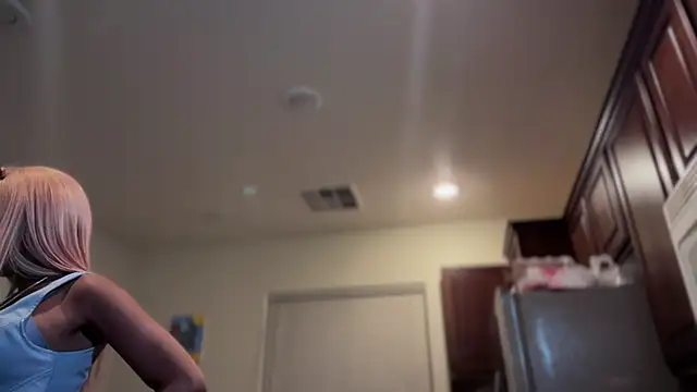 Snapshot of Cum2Charm chatting on 9, 4, 2026 Cum2Charm online show from 9, 4, 2026