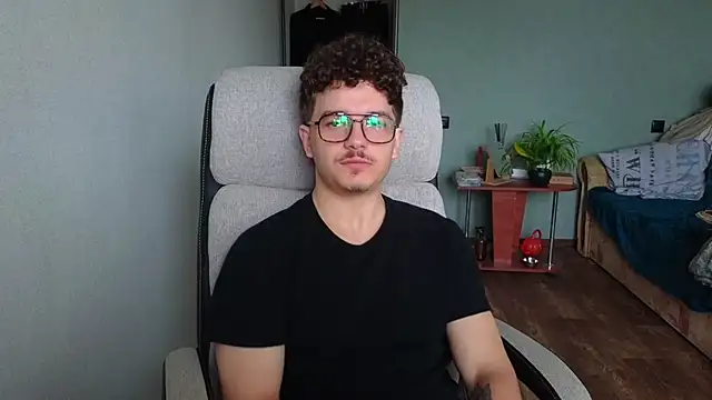 Snapshot of Remy_Miles chatting on 12, 11, 2025 Remy Miles online show from 12, 11, 2025