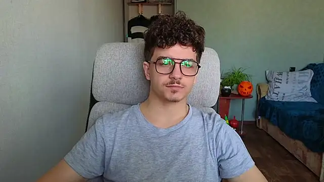 Snapshot of Remy_Miles chatting on 21, 11, 2025 Remy Miles online show from 21, 11, 2025