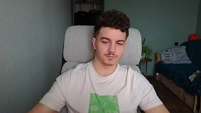 Snapshot of Remy_Miles chatting on 1, 12, 2025 Remy Miles online show from 1, 12, 2025