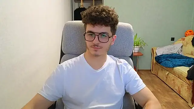 Snapshot of Remy_Miles chatting on 15, 12, 2025 Remy Miles online show from 15, 12, 2025