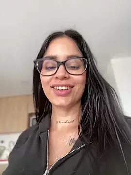 LaraHenao online show from 5, 3, 2025