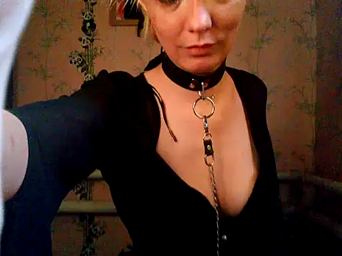 Snapshot of WildMissNiks chatting on 28, 10, 2025 WildMissNiks online show from 28, 10, 2025