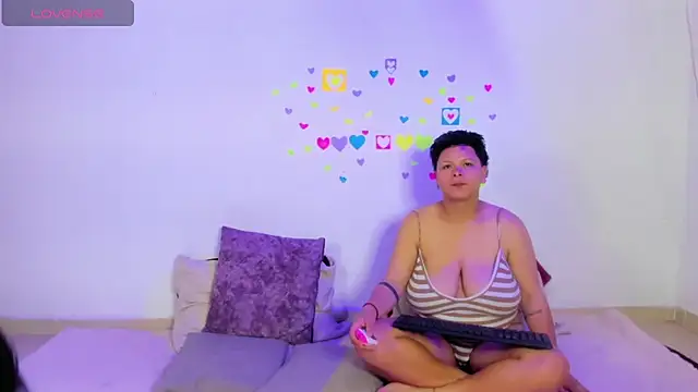 Snapshot of MiaYMolly chatting on 9, 4, 2026 MiaYMolly online show from 9, 4, 2026