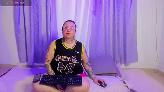 Snapshot of MiaYMolly chatting on 12, 4, 2026 MiaYMolly online show from 12, 4, 2026