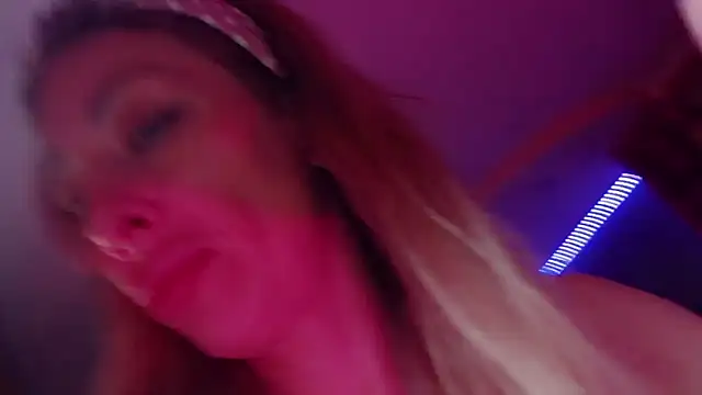 Snapshot of AnnieGOld_ chatting on 13, 9, 2025 AnnieGOld online show from 13, 9, 2025