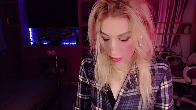 Snapshot of AnnieGOld_ chatting on 16, 9, 2025 AnnieGOld online show from 16, 9, 2025