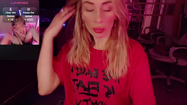 Snapshot of AnnieGOld_ chatting on 17, 10, 2025 AnnieGOld online show from 17, 10, 2025