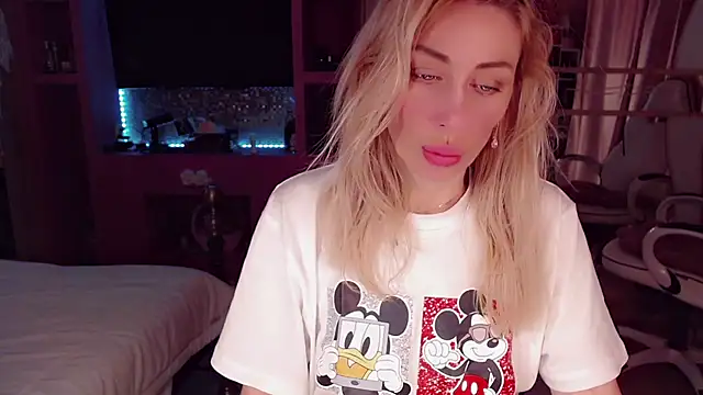 Snapshot of AnnieGOld_ chatting on 26, 10, 2025 AnnieGOld online show from 26, 10, 2025