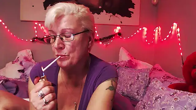 Snapshot of LaylaMilf chatting on 4, 12, 2025 LaylaMilf online show from 4, 12, 2025