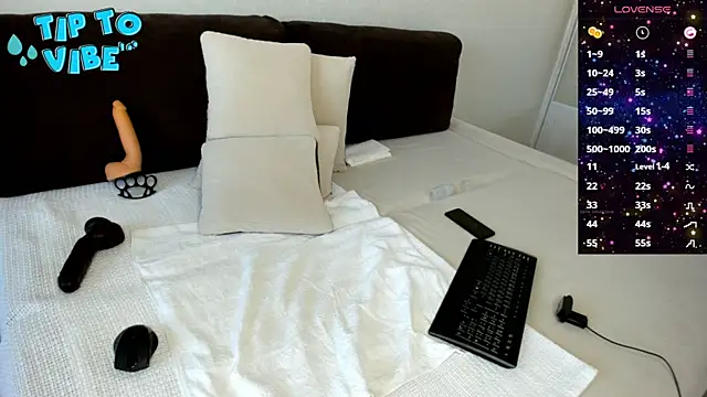 Snapshot of Smallnipples chatting on 17, 10, 2025 Smallnipples online show from 17, 10, 2025