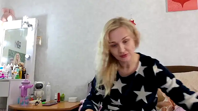 Snapshot of ModelEva chatting on 4, 10, 2025 ModelEva online show from 4, 10, 2025