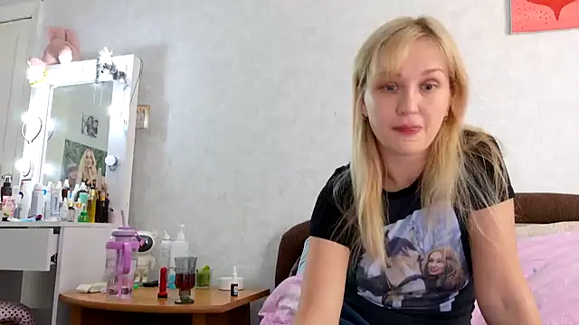 Snapshot of ModelEva chatting on 7, 10, 2025 ModelEva online show from 7, 10, 2025