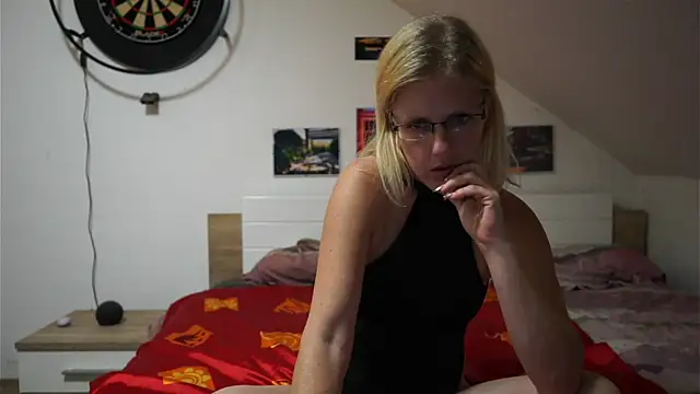 Snapshot of Moistdevil chatting on 7, 10, 2025 Moistdevil online show from 7, 10, 2025