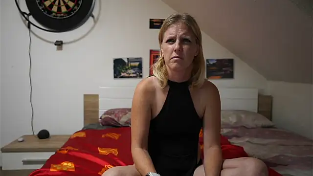 Snapshot of Moistdevil chatting on 15, 10, 2025 Moistdevil online show from 15, 10, 2025