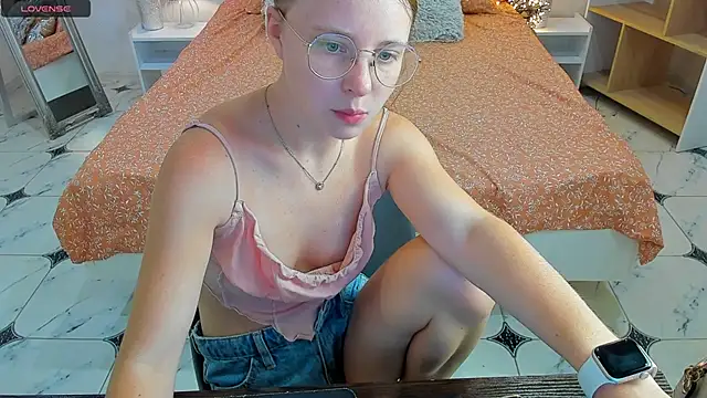 Snapshot of CharmedDoll chatting on 16, 9, 2025 CharmedDoll online show from 16, 9, 2025