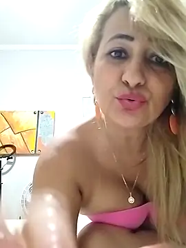 Snapshot of vivifernades chatting on 9, 12, 2024 vivifernades online show from 9, 12, 2024