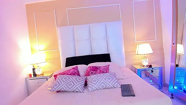 Zoe Evans  online show from 17, 10, 2025