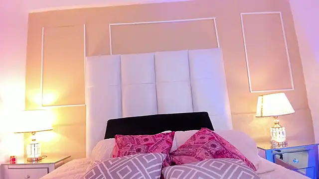 Zoe Evans  online show from 20, 10, 2025