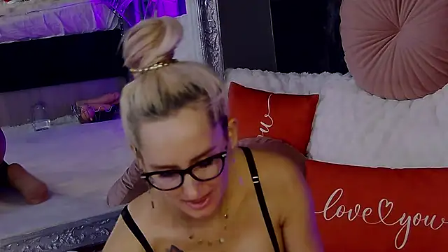 Snapshot of IsabelleEthan chatting on 7, 10, 2025 IsabelleEthan online show from 7, 10, 2025