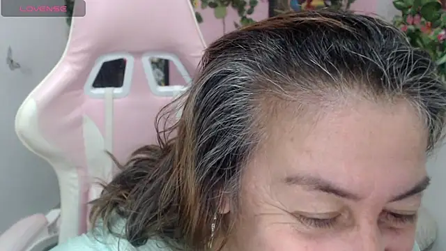 Snapshot of stepmother_105 chatting on 5, 12, 2025 stepmother 105 online show from 5, 12, 2025