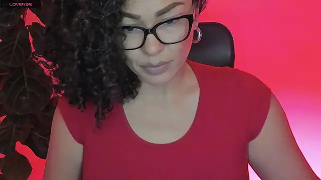 Snapshot of loving_mia chatting on 5, 1, 2025 loving mia online show from 5, 1, 2025