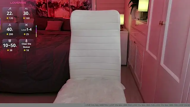 Snapshot of loving_mia chatting on 22, 4, 2026 loving mia online show from 22, 4, 2026
