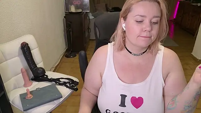 Snapshot of MargotGrey chatting on 6, 4, 2026 MargotGrey online show from 6, 4, 2026