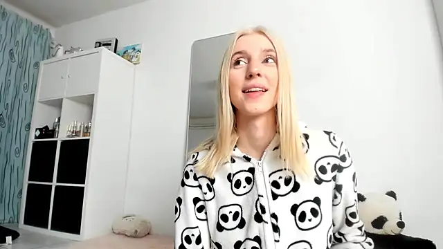Snapshot of KenzieDawton chatting on 22, 10, 2025 KenzieDawton online show from 22, 10, 2025
