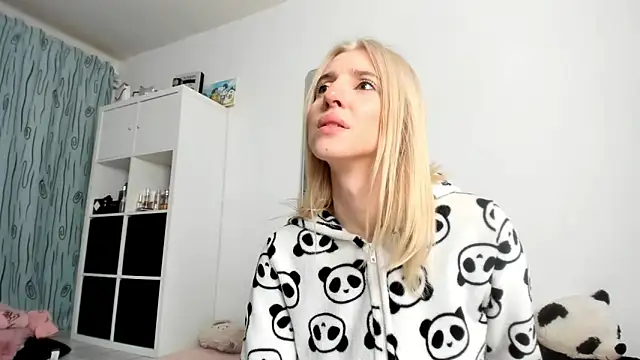 Snapshot of KenzieDawton chatting on 24, 10, 2025 KenzieDawton online show from 24, 10, 2025