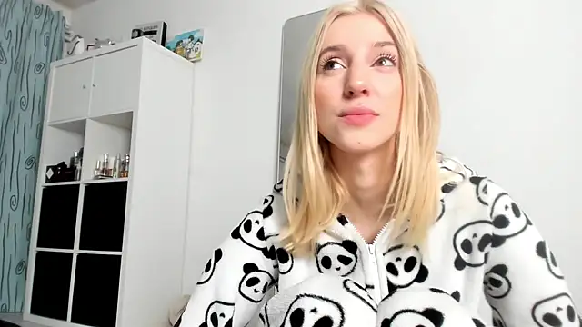 Snapshot of KenzieDawton chatting on 25, 10, 2025 KenzieDawton online show from 25, 10, 2025