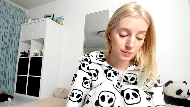 Snapshot of KenzieDawton chatting on 26, 10, 2025 KenzieDawton online show from 26, 10, 2025