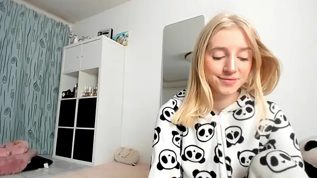 Snapshot of KenzieDawton chatting on 27, 10, 2025 KenzieDawton online show from 27, 10, 2025