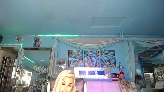 Snapshot of ADRIANNA_FOX chatting on 4, 3, 2025 ADRIANNA FOX online show from 4, 3, 2025