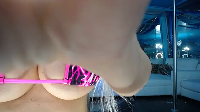 Snapshot of ADRIANNA_FOX chatting on 27, 9, 2025 ADRIANNA FOX online show from 27, 9, 2025