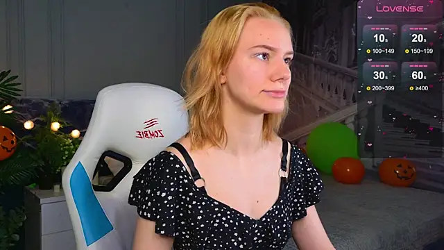Snapshot of Ramona___ chatting on 25, 10, 2025 Ramona    online show from 25, 10, 2025