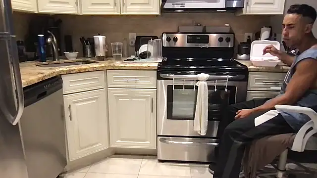 Snapshot of BigGuyMuscle chatting on 16, 9, 2025 BigGuyMuscle online show from 16, 9, 2025