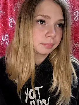 Snapshot of Zuli_Kiska chatting on 27, 10, 2025 Zuli Kiska online show from 27, 10, 2025