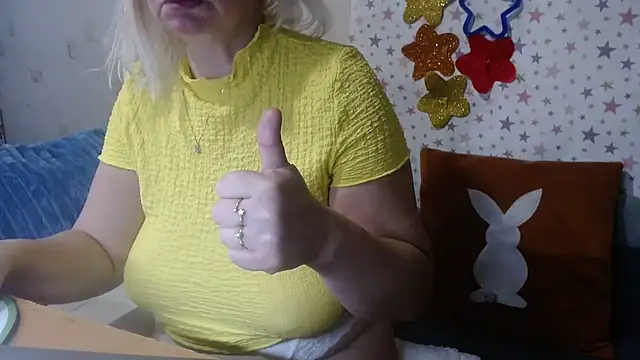 Snapshot of QueenLana chatting on 15, 11, 2025 QueenLana online show from 15, 11, 2025