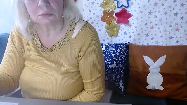 Snapshot of QueenLana chatting on 15, 12, 2025 QueenLana online show from 15, 12, 2025