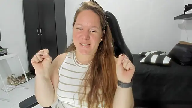 Snapshot of tamy_shine87 chatting on 15, 11, 2025 tamy shine87 online show from 15, 11, 2025