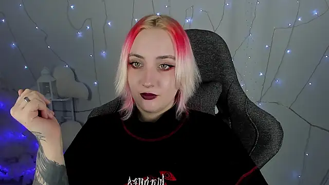 Snapshot of AsheLucker chatting on 1, 2, 2025 AsheLucker online show from 1, 2, 2025