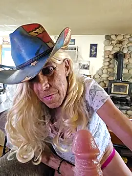 Snapshot of CROSSCOUNTRY1 chatting on 4, 3, 2025 CROSSCOUNTRY1 online show from 4, 3, 2025