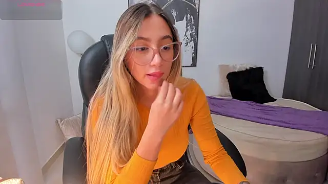 Snapshot of StacyConner chatting on 8, 2, 2025 StacyConner online show from 8, 2, 2025