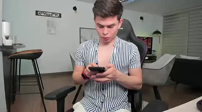 alejooo twink online show from 1, 3, 2025