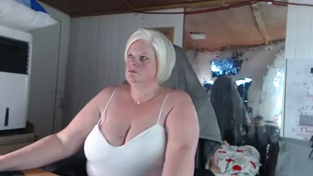 Snapshot of sexychazza16 chatting on 13, 10, 2025 sexychazza16 online show from 13, 10, 2025