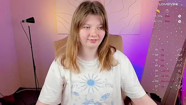 Snapshot of Vivian_cutie chatting on 8, 3, 2025 Vivian cutie online show from 8, 3, 2025