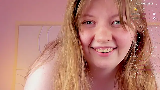 Snapshot of Vivian_cutie chatting on 8, 3, 2025 Vivian cutie online show from 8, 3, 2025