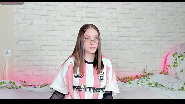 Snapshot of LinaKenny chatting on 12, 11, 2025 LinaKenny online show from 12, 11, 2025